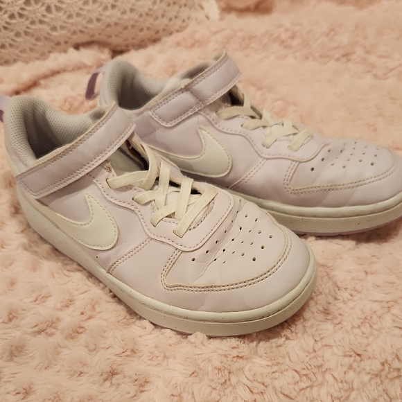 Girls Nike Sneakers - Picture 5 of 6